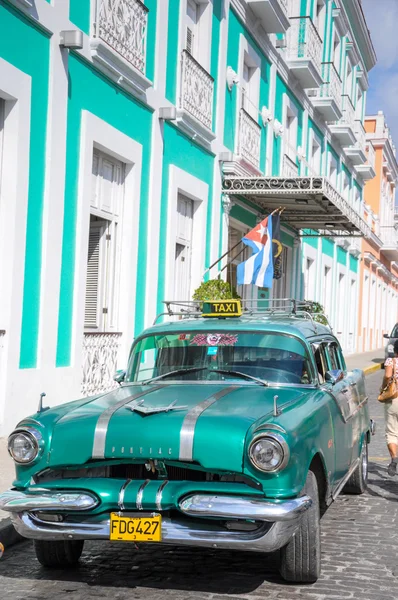 Cienfuegos, Cuba - 26 januari 2013 Classic Amerikaanse parkeerplaats op — Stockfoto