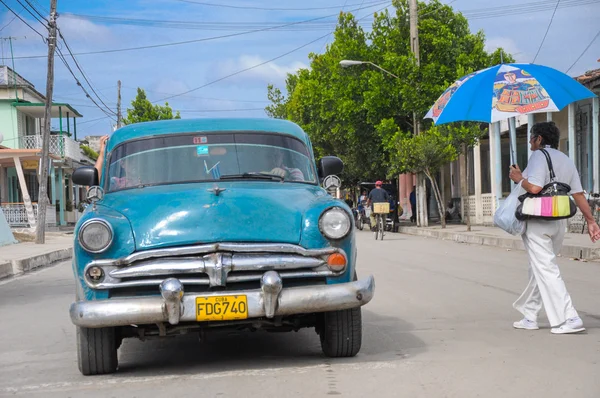 古巴哈瓦那 2013年1月28日 美国经典汽车在古巴哈瓦那街头行驶 古巴以其老爷车的美丽而闻名 — 图库照片