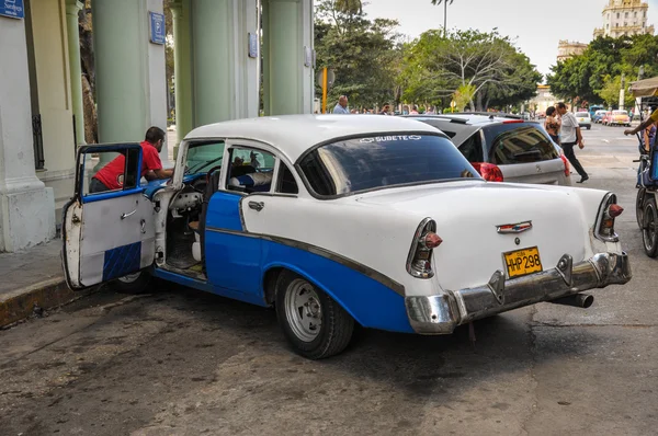 Havana, Küba - 20 Ocak 2013: Eski klasik Amerikan otomobil sürücü — Stok fotoğraf