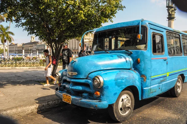 Havana, Cuba - 20 januari 2013: Oude klassieke Amerikaanse auto rijden — Stockfoto
