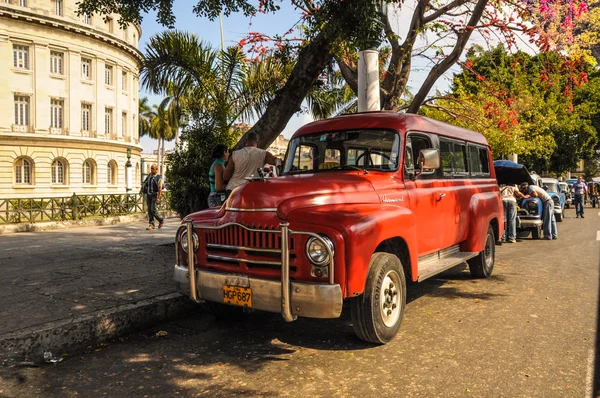 Havana, kuba - januar 20, 2013: alter klassischer amerikanischer autoantrieb — Stockfoto