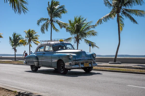 CIENFUEGOS, CUBA - JANUARY 30, 2013: Old classic American car dr — Stock Photo, Image