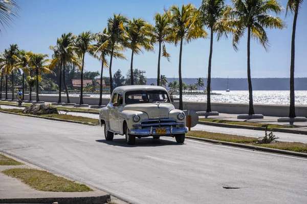 Cienfuegos, Cuba - 30 Ocak 2013: Eski klasik Amerikan otomobil dr — Stok fotoğraf