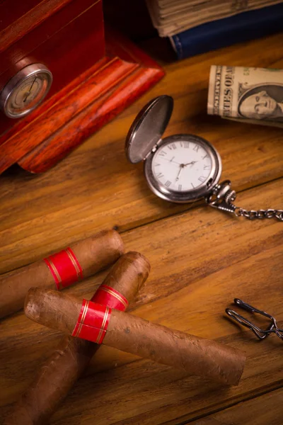 Escritorio de persona rica con cigarro cubano, billetes de dólar y wa caro — Foto de Stock