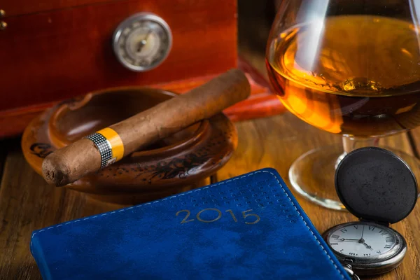 Rik person eller Instrumentare skrivbord med kubanska cigarr, sedlar en — Stockfoto