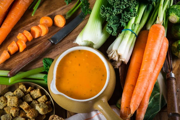 Приготовление свежего кремового морковного супа — стоковое фото