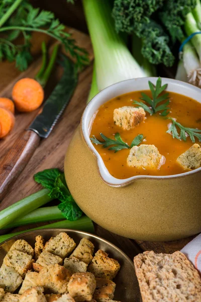 Verse romige wortel soep op rustieke houten tafel — Stockfoto