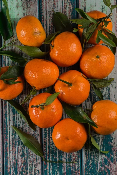 Natural sweet clementines on rustic table from above — Stock Photo, Image