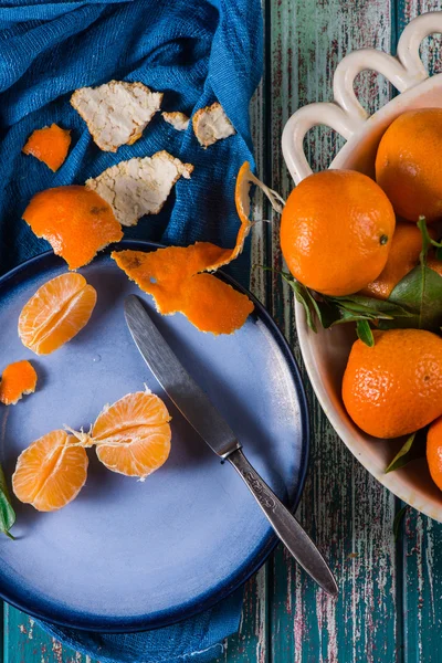 Clementinas frescas en tazón y peladas en plato desde arriba —  Fotos de Stock