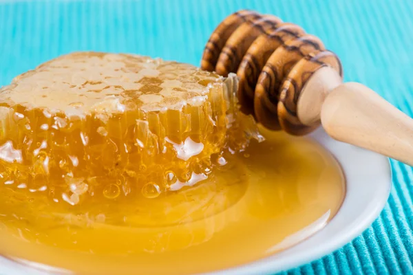 Honey comp s čerstvým medem a dřevěné naběračky — Stock fotografie