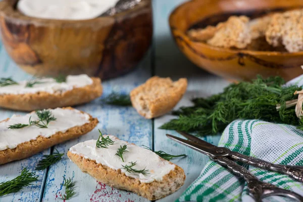 新鮮なディルと柔らかいチーズ全粒パン — ストック写真