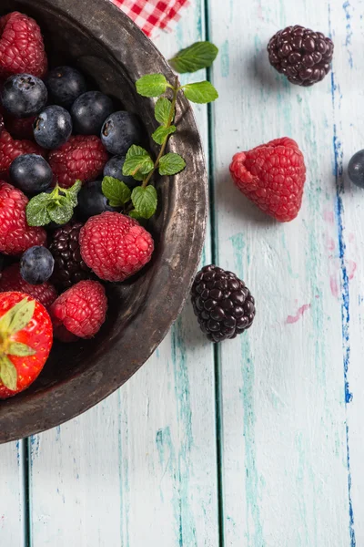 Tigela rústica com frutas frescas de verão — Fotografia de Stock