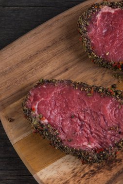 Ahşap arka plan üzerinde ham bonfile