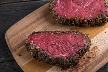 Ahşap arka plan üzerinde ham bonfile