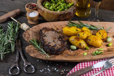 Rustik mutfakta kavrulmuş patates ile dana biftek