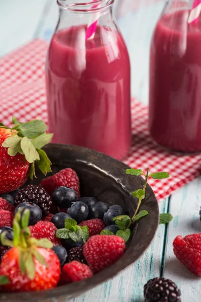 신선한 과일과 신선한 홈메이드 딸기 스무디 — 스톡 사진