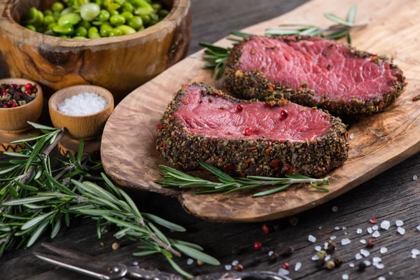 Von oben auf rohes Steak mit Kräutern und Pfeffer — Stockfoto
