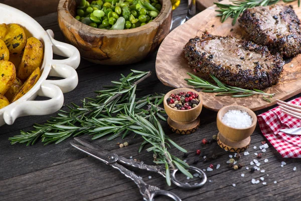 新鮮なハーブとロースト ポテトと牛肉のグリル ステーキ — ストック写真