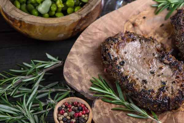 Grillezett közepes ritka marha steak gyógynövények, a rusztikus asztal — Stock Fotó