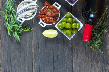 yukarıda kırmızı şarap ile İspanyolca tapas seçkisi