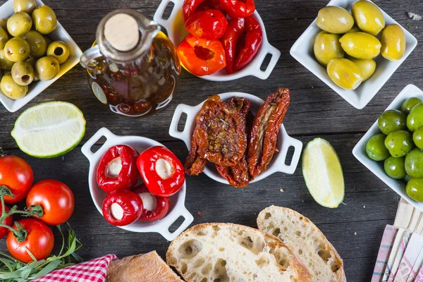 Yukarıdan ahşap rustik masa üzerinde İspanyolca tapas