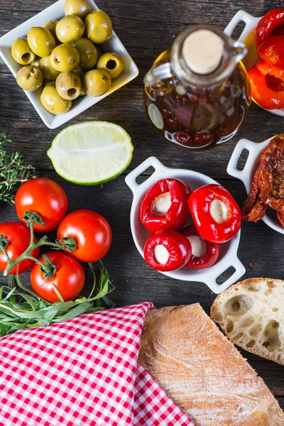 Estilo buffet autênticas tapas espanholas na mesa com ervas frescas — Fotografia de Stock