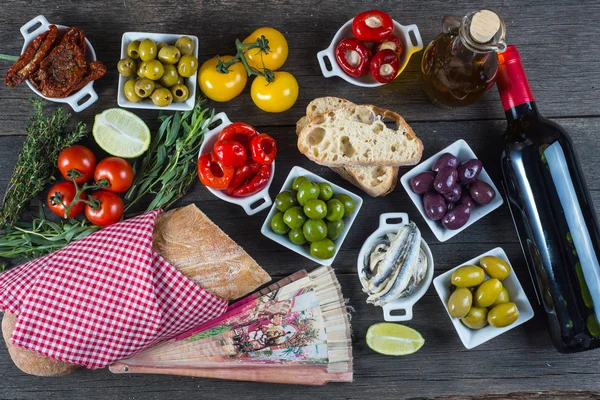 Val av äkta spanska tapas på träbord från ovan — Stockfoto