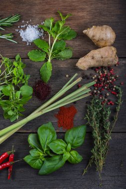Ahşap arka planda otlar ve baharatlar