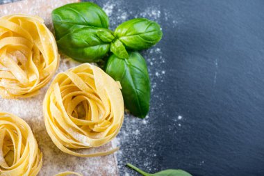 Yemek, taze yapılmış tagliatelle İtalyan pasta ev