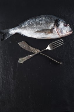 Bıçak ve çatal, kavram yeme ile taze deniz balık