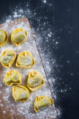 Ana yemek, mantı makarna yukarıdan hazırlanması