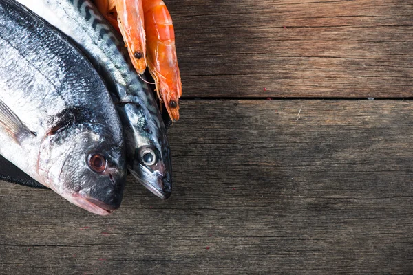 Pescado Fresco Sobre Fondo Madera — Foto de Stock