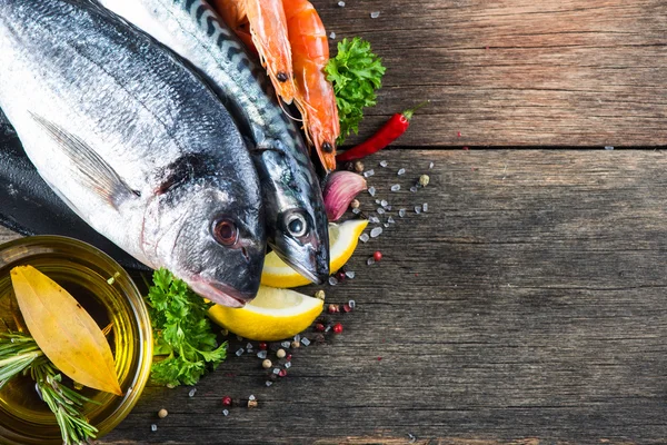 Pescado Fresco Mar Entero Con Hierbas Aromáticas Especias — Foto de Stock