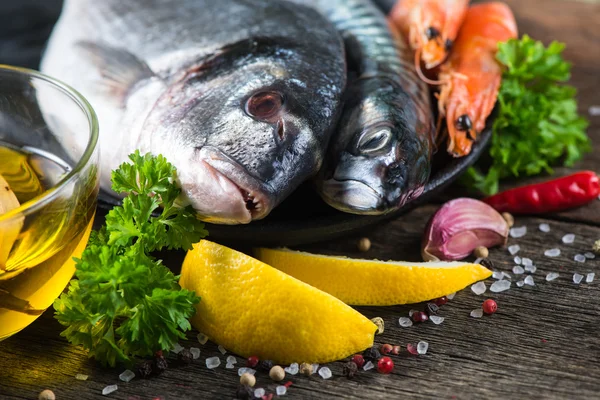 Fresh Whole Sea Fish Aromatic Herbs Spices — Stock Photo, Image