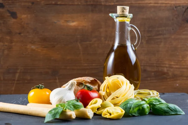 Výběr italských potravin tipical na černém pozadí — Stock fotografie