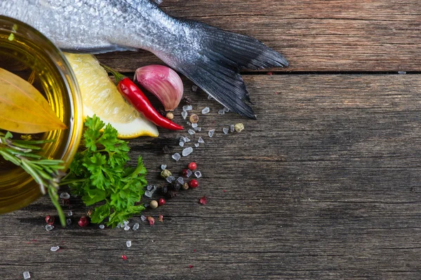 Пищевой фон из свежей рыбы, концепция приготовления пищи — стоковое фото