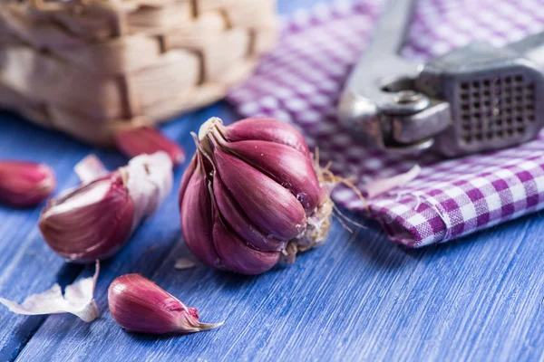 Fresh whole garlic,garlic cloves and press on table — Stock Photo, Image