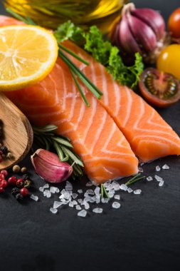 Bölümü ile baharat, ot ve blac sebze taze somon