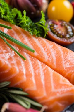 Bölümü ile baharat, ot ve blac sebze taze somon