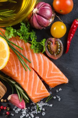 Otlar ile sürdürülebilir taze somon 