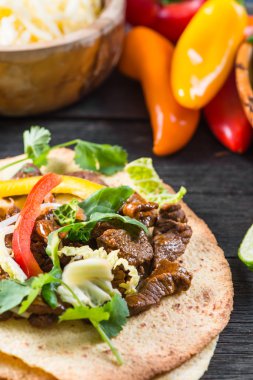 sığır eti ve sebze ile mexina Taco üzerinde Görünümü Kapat