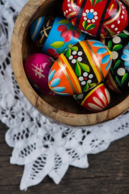 Geleneksel el boyalı Paskalya yumurtaları yukarıdan