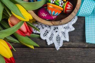 Geleneksel el boyalı Paskalya yumurtaları yukarıdan