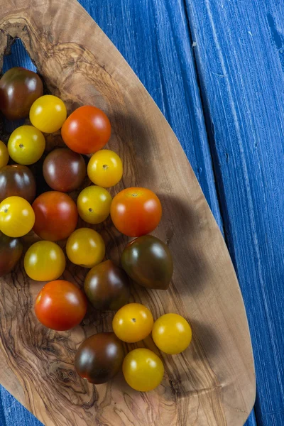 Kleurrijke Baby Tomaten Levendige Houten Achtergrond — Stockfoto