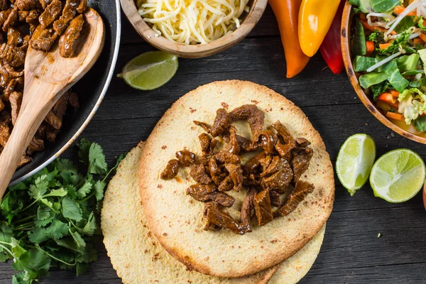 Making typical latin street food, mexican taco — Stock Photo, Image