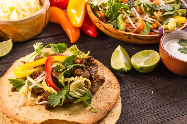 Fazendo comida típica de rua latina, taco mexicano — Fotografia de Stock