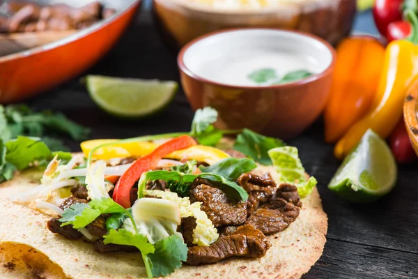 Cerrar la vista sobre los tacos de mexina con carne de res y verduras — Foto de Stock