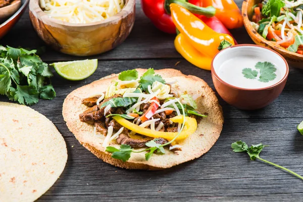 Making typical latin street food, mexican taco — Stock Photo, Image