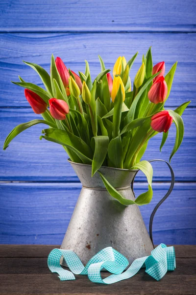FResh primavera monte de tulipas em vaso enferrujado vintage — Fotografia de Stock