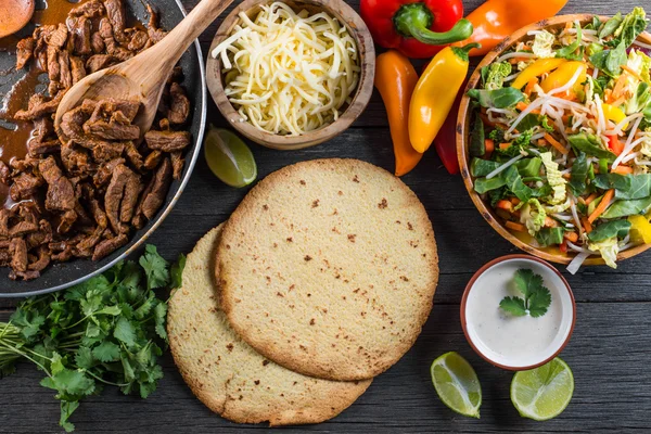 Overhead view on authentic mexican street taco with beef and veg — Stock Photo, Image